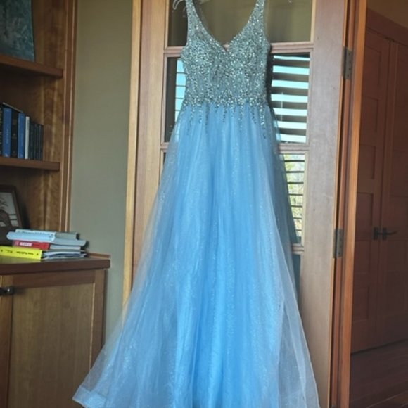 Formal dress - Picture 3 of 3
